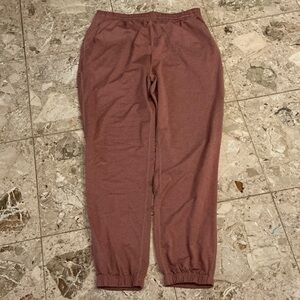 Vuori dreamknit boyfriend jogger pants women’s size small, terra red color USED